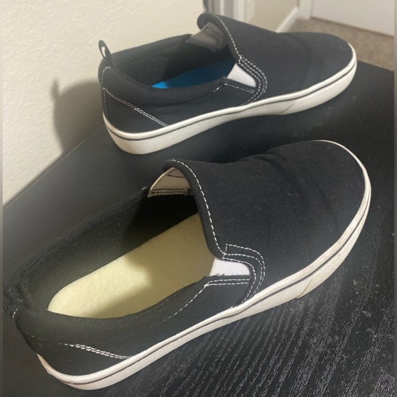 💰2/$10 Used kids black slip on shoes- wonder nation size 2 - Picture 3 of 10